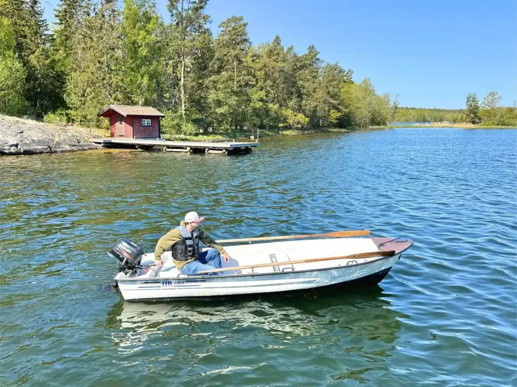 Motorboot am Steg vor Hus Skärgården in Figeholm im Schärengarten