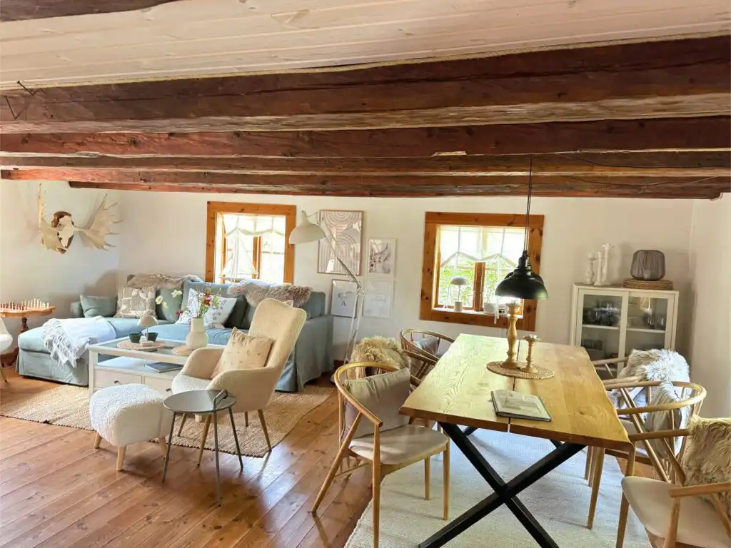 Wohnzimmer mit Holzbalken im Hus Skärgården in Figeholm, Småland