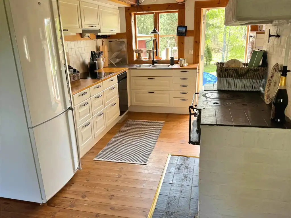 Küche mit Essplatz im Hus Skärgården in Småland