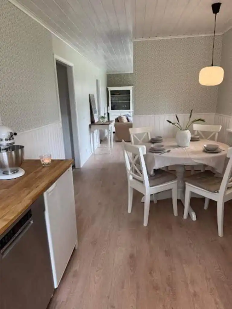 Küche mit Essbereich im Ferienhaus Hus Björklund in Hällefors – Ferienhaus für 5 Personen in Schweden