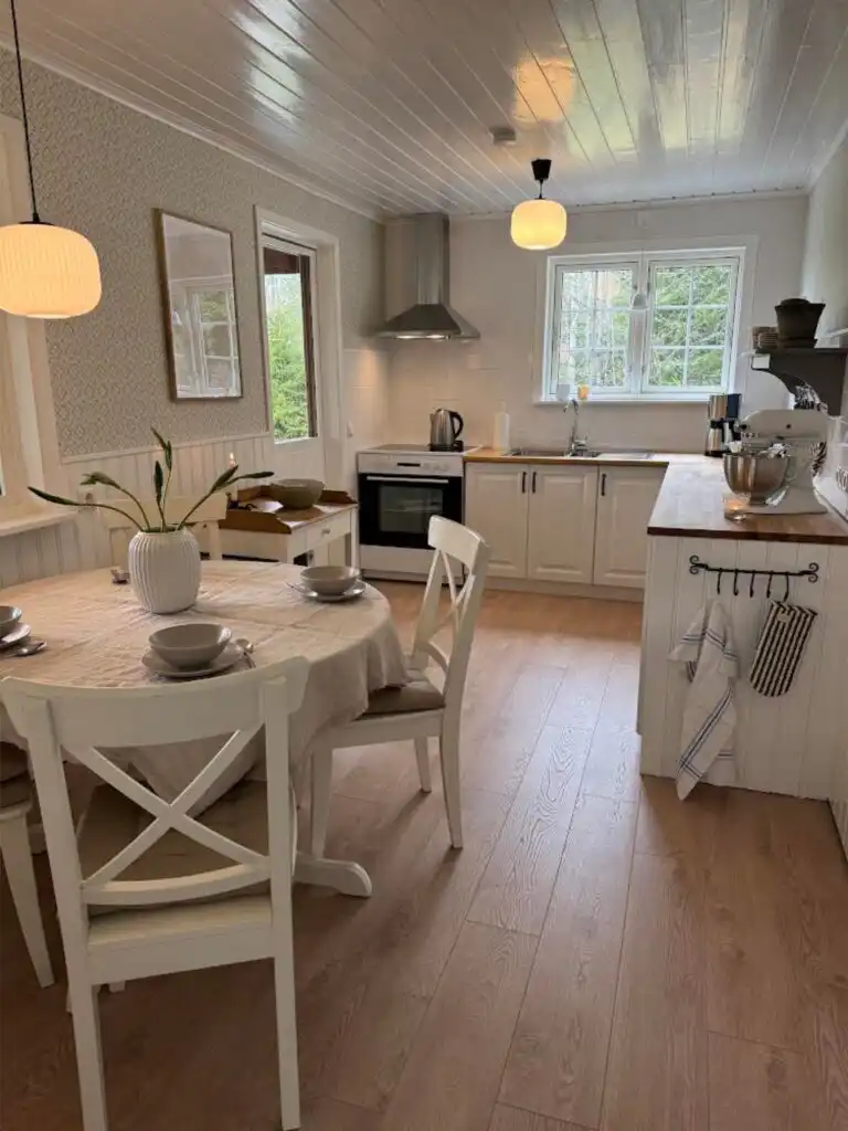 Küche mit Essbereich im Ferienhaus Hus Björklund in Hällefors – Ferienhaus für 5 Personen in Schweden