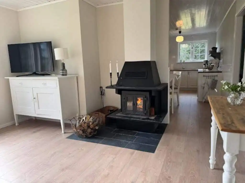 Wohnzimmer mit Kamin im Ferienhaus Hus Björklund in Hällefors – gemütliches Ferienhaus in Schweden