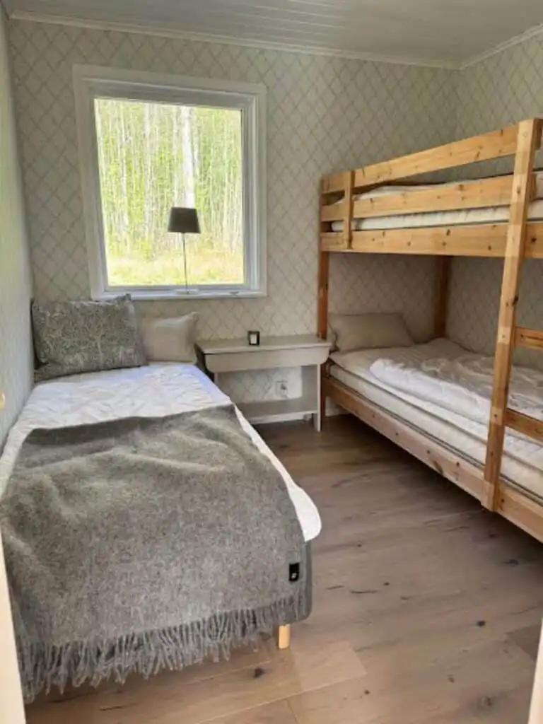 Schlafzimmer mit Etagenbett im Ferienhaus Hus Björklund in Hällefors – Ferienhaus für Familien