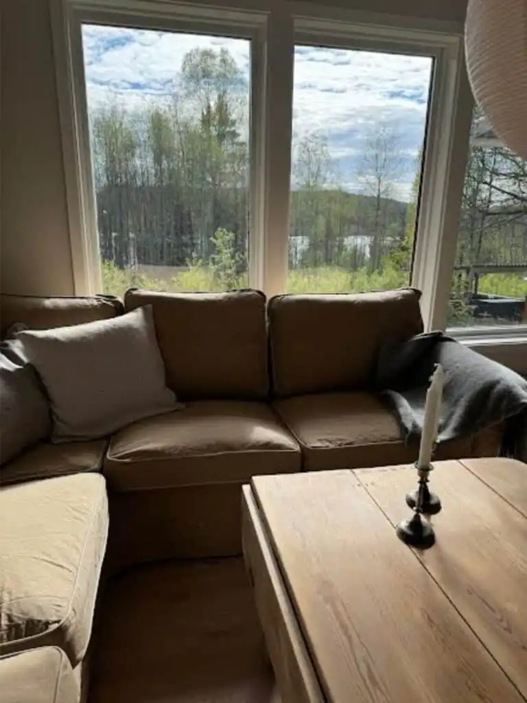 Wohnzimmer mit Blick nach draußen im Ferienhaus Hus Björklund in Hällefors – Ferienhaus nahe See
