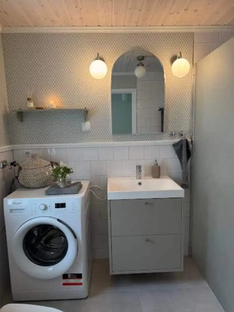 Badezimmer mit Waschmaschine im Ferienhaus Hus Björklund in Hällefors – Ferienhaus für 5 Personen in Schweden