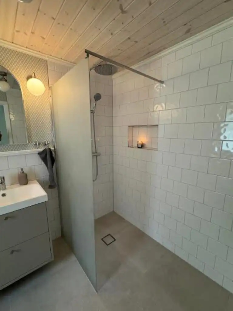 Badezimmer mit Dusche im Ferienhaus Hus Björklund in Hällefors – Ferienhaus nahe See