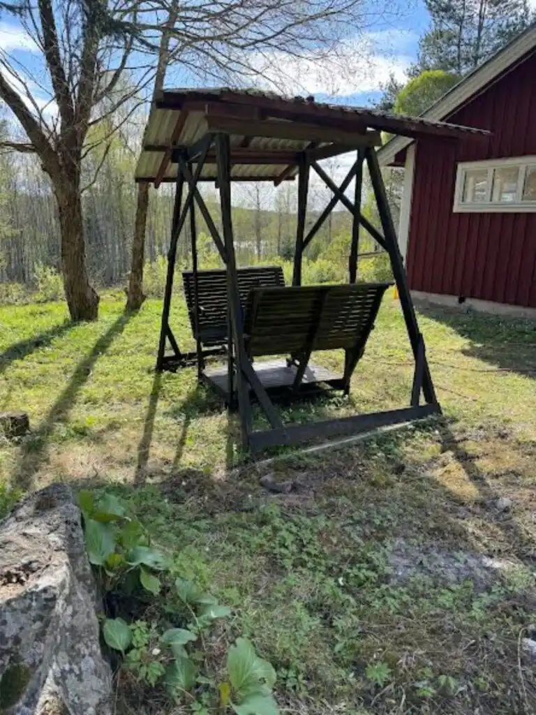 Gartenbereich am Ferienhaus Hus Björklund in Hällefors – Ferienhaus in Schweden