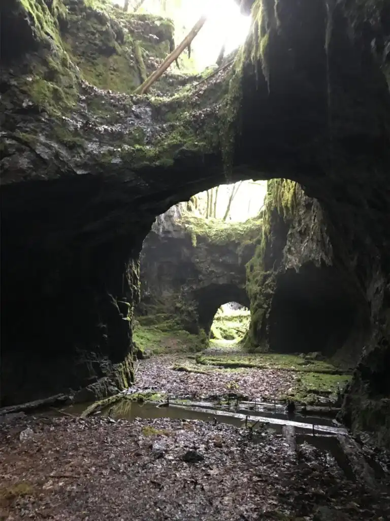 Naturbrücke in der Landschaft bei Hällefors – Umgebung des Ferienhauses Hus Björklund