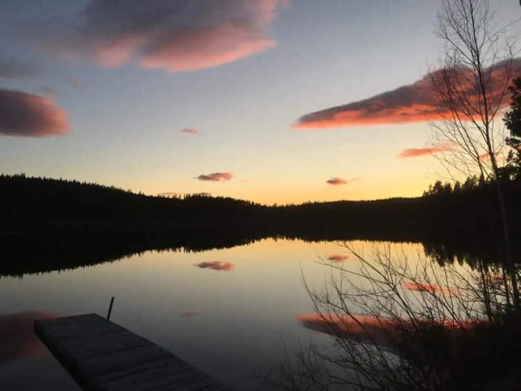 Sonnenuntergang am See bei Hus Björksjöblick in Hällefors – Natururlaub direkt am Wasser