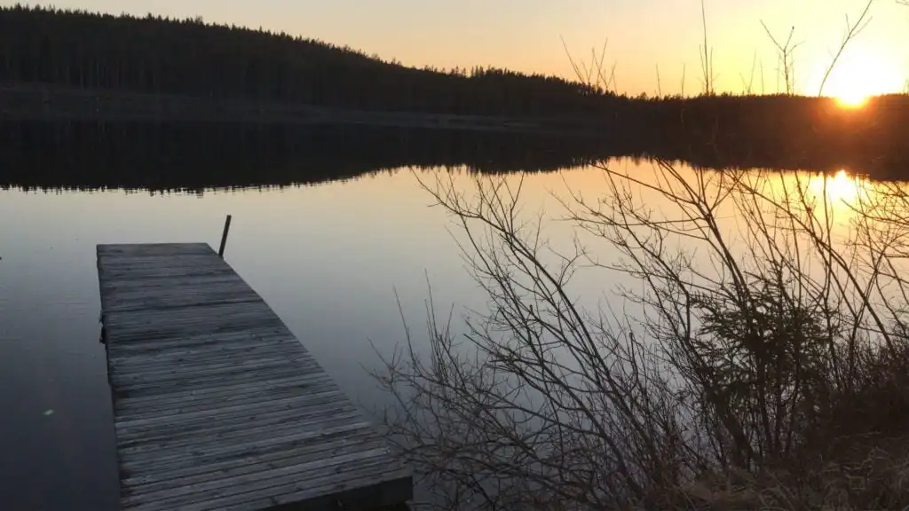 Badesteg am See bei Hus Björksjöblick in Hällefors – Ferienhaus mit Seeblick in Schweden