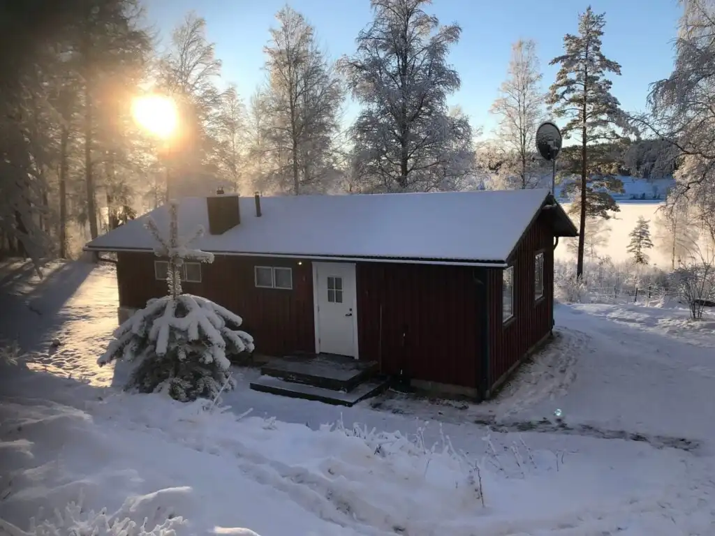 Winterlandschaft am Ferienhaus Hus Björksjöblick in Hällefors – Ferienhaus direkt am See in Schweden