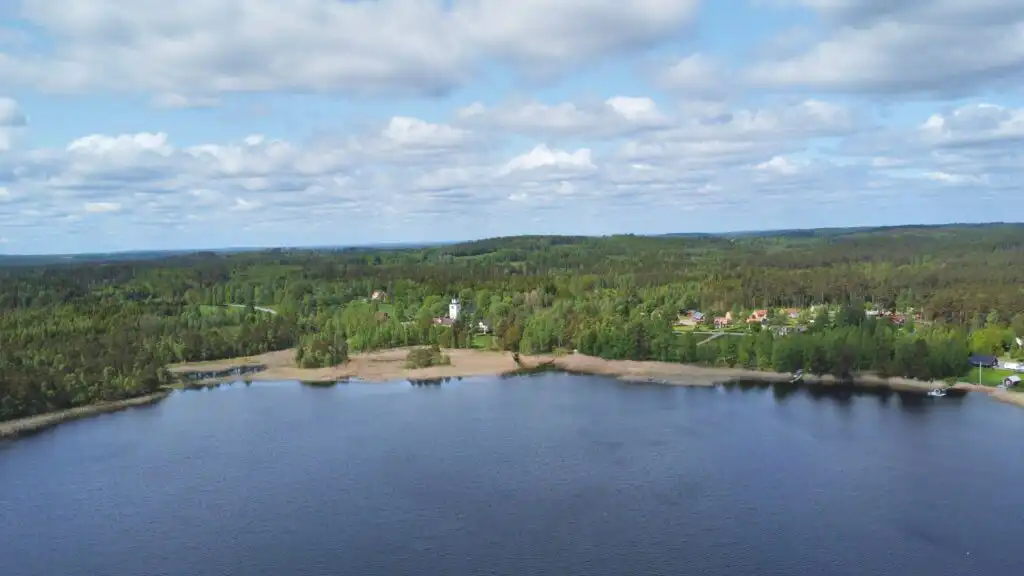 See bei Hjältevad in Småland – Natur und Badesee nahe dem Ferienhaus Hus Bellö