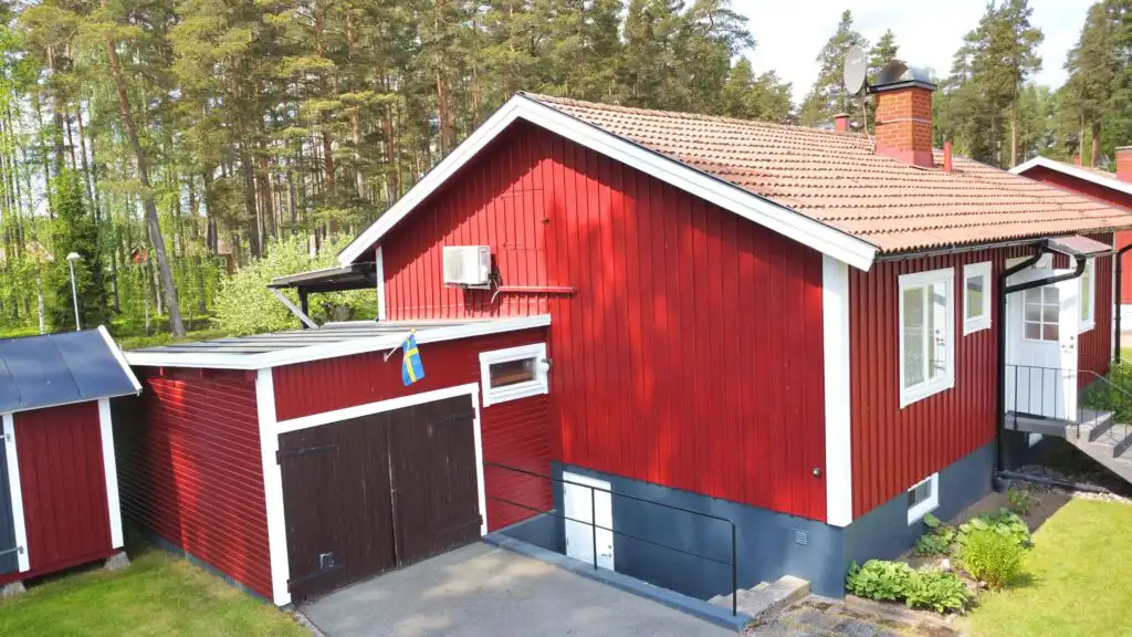 Außenansicht des Ferienhauses Hus Bellö in Hjältevad – Ferienhaus in Småland nahe Badesee