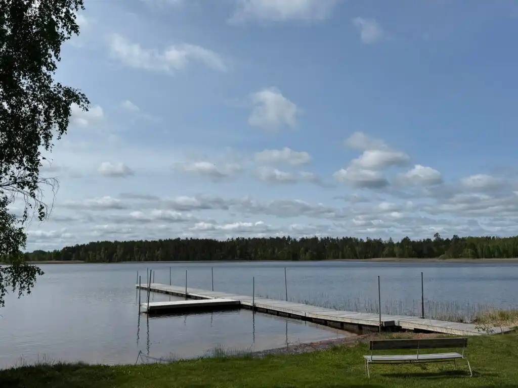Badesteg am See bei Hjältevad in Småland – nur 300 m vom Ferienhaus Hus Bellö entfernt