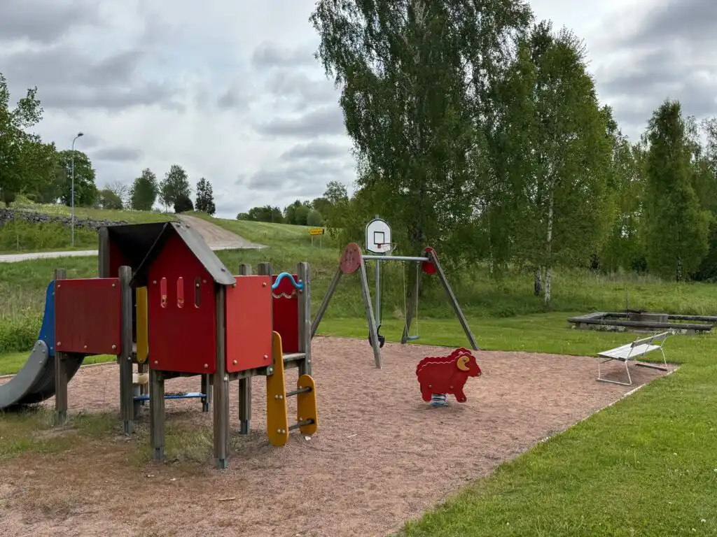 Spielplatz in Hjältevad in Småland – Umgebung des Ferienhauses Hus Bellö