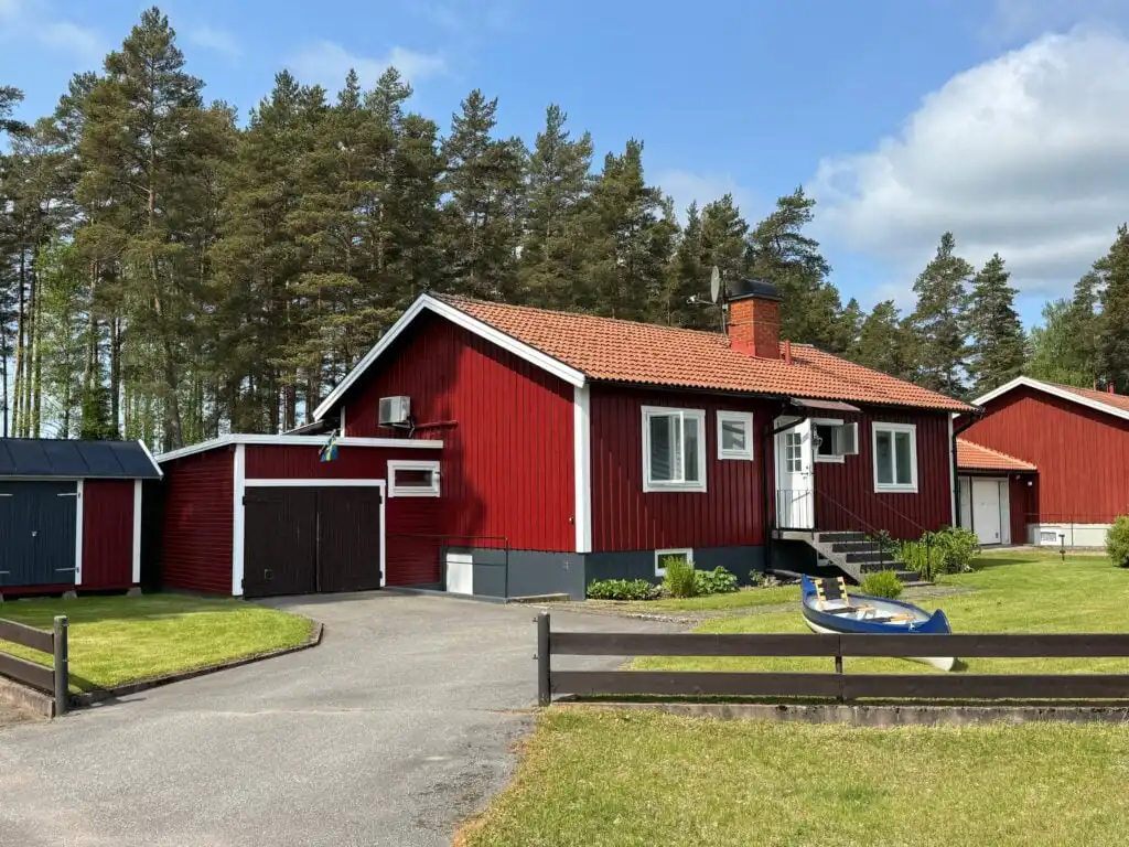 Außenansicht von Hus Bellö in Hjältevad – Ferienhaus in Småland nur 300 m vom See entfernt