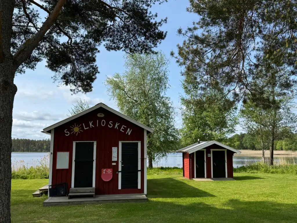 Strand und Badestelle bei Hjältevad in Småland – nur wenige Minuten vom Ferienhaus Hus Bellö entfernt