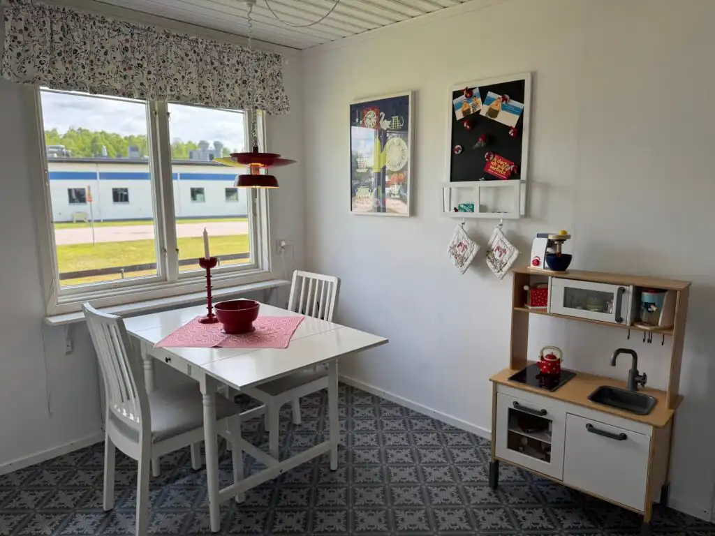 Essbereich in der Küche im Ferienhaus Hus Bellö in Hjältevad – Ferienhaus in Småland