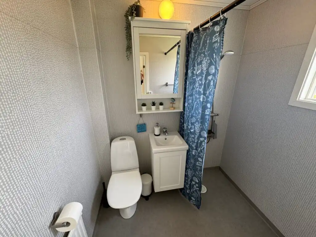 Badezimmer mit Dusche im Ferienhaus Hus Bellö in Hjältevad – Ferienhaus in Småland