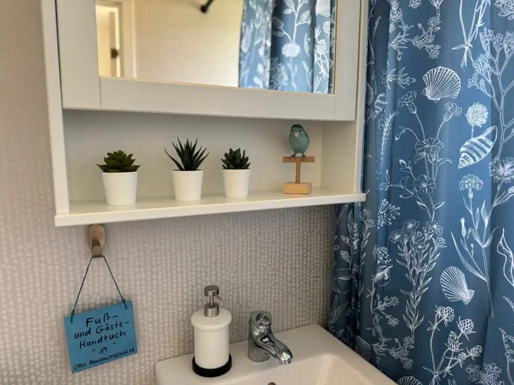 Badezimmer mit Regal im Ferienhaus Hus Bellö in Hjältevad – Ferienhaus in Småland
