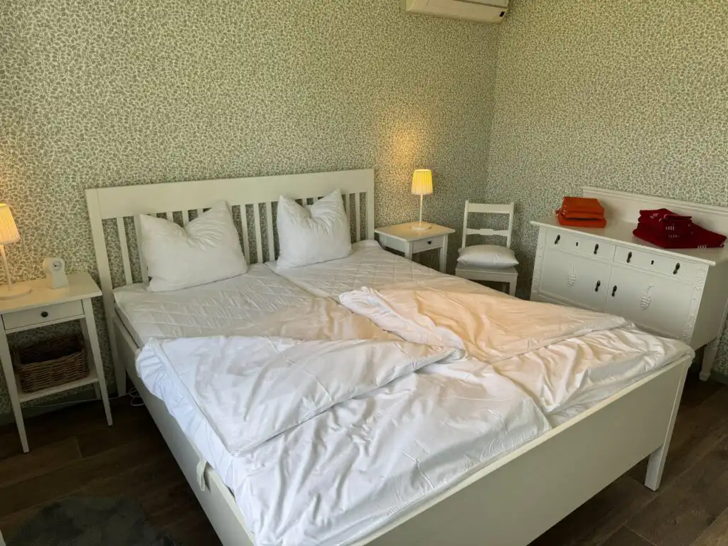 Schlafzimmer mit Doppelbett im Ferienhaus Hus Bellö in Hjältevad – Ferienhaus in Småland