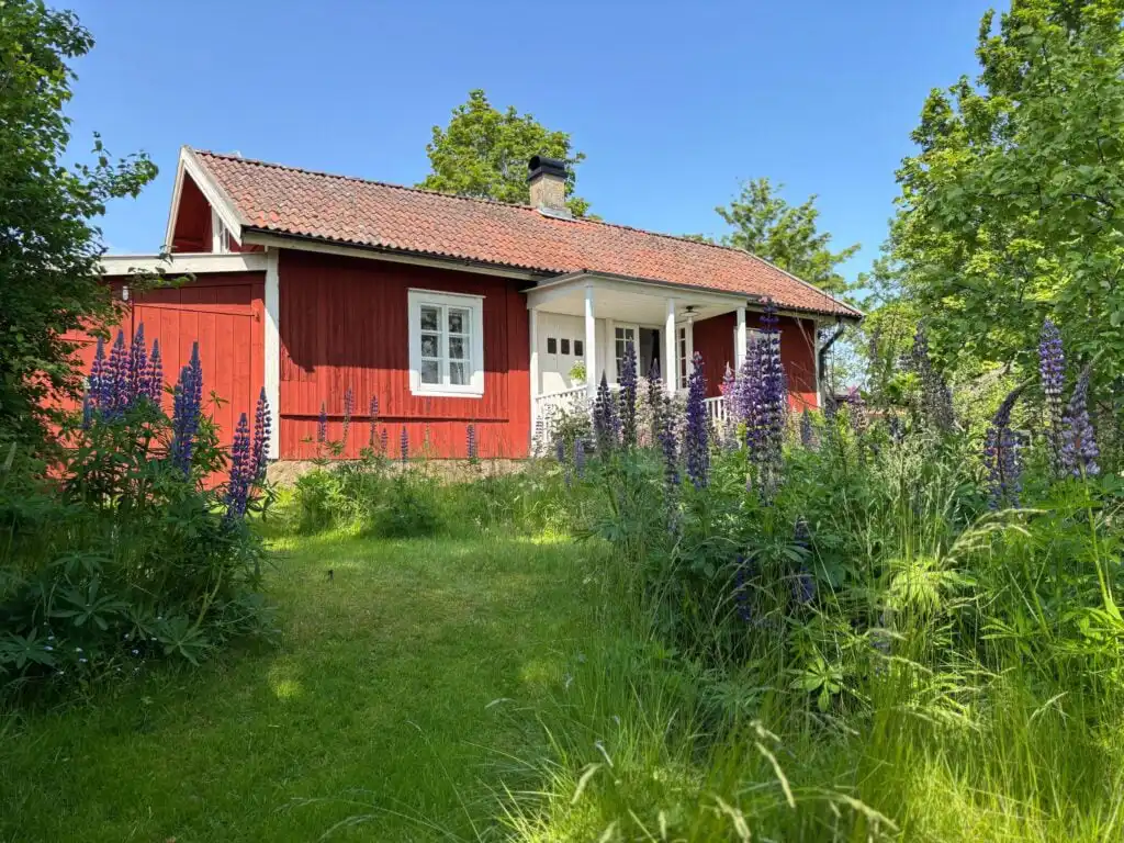 Außenansicht des roten Schwedenhauses Hus Solgården bei Mariestad nahe dem Vänernsee