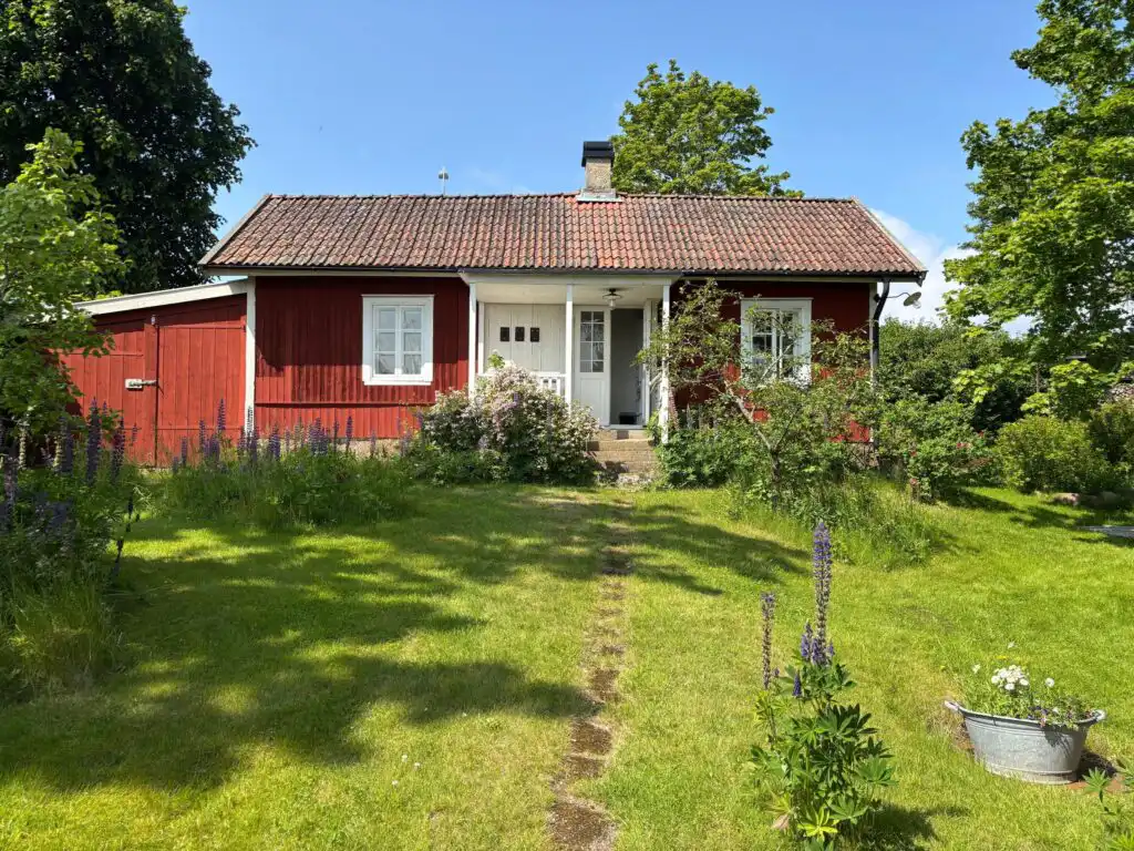Rotes Schwedenhaus Hus Solgården mit Garten in Mariestad