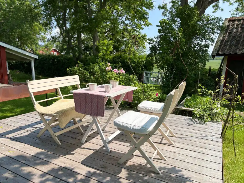 Terrasse am Ferienhaus Hus Solgården mit Sitzplatz im Garten