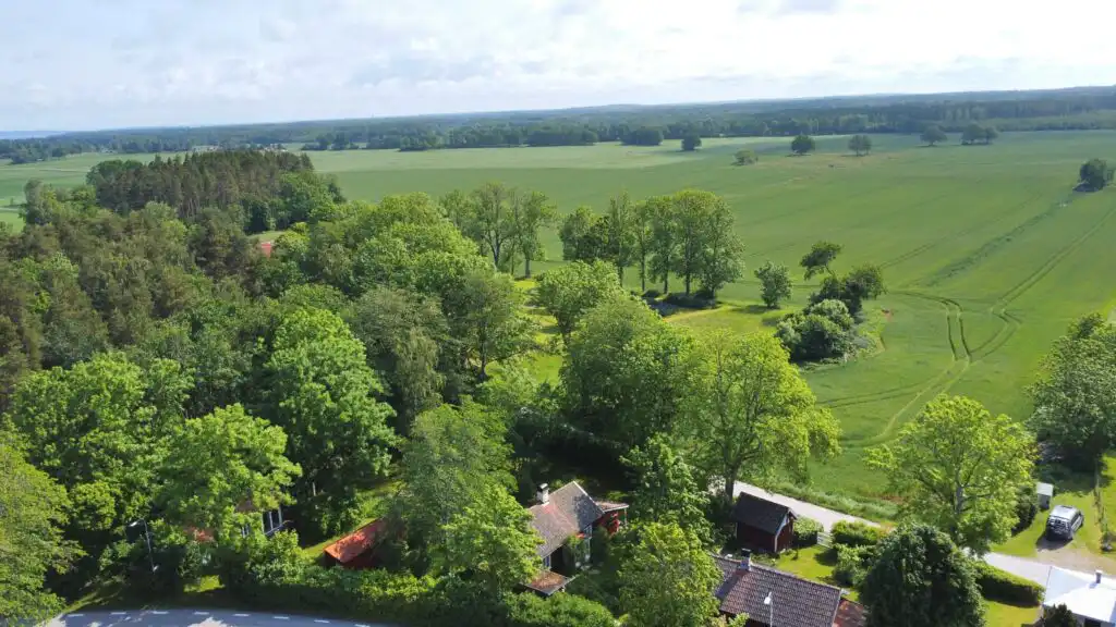 Vogelperspektive auf Hus Solgården und die Landschaft bei Mariestad am Vänernsee