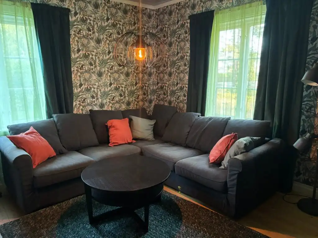 Wohnzimmer im Ferienhaus Hus Siknäs mit Blick in die Natur