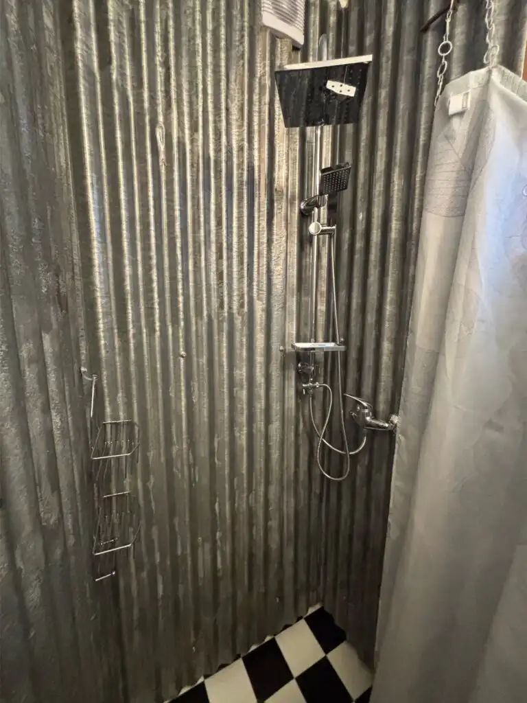Dusche im Badezimmer des Ferienhauses Hus Siknäs