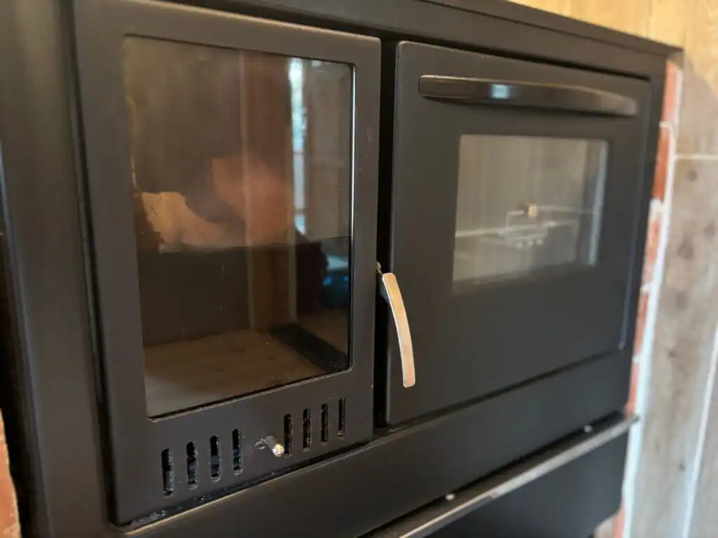 Kamin im Ferienhaus Hus Siknäs mit Blick in die Natur