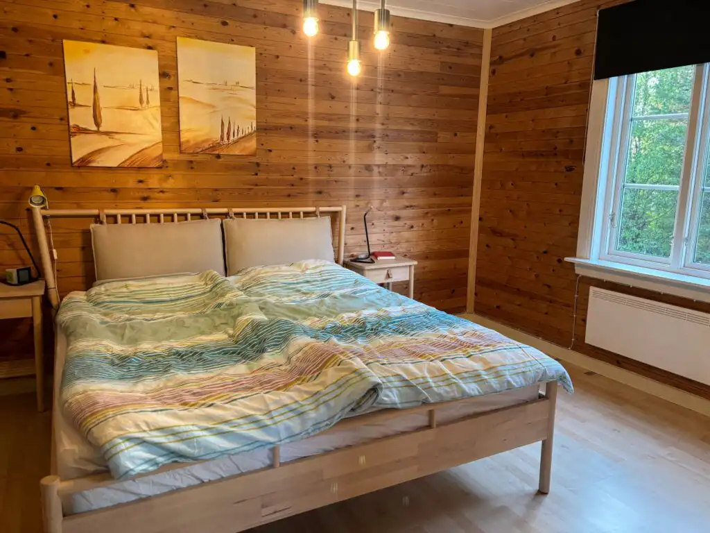 Schlafzimmer im Ferienhaus Hus Siknäs im rustikalen Holzstil