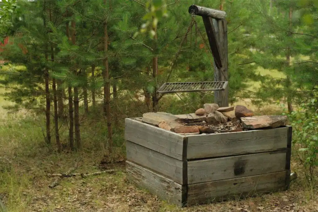 Feuerstelle im Wald nahe dem Ferienhaus Hus Siknäs in Dalarna