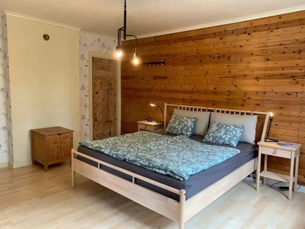 Schlafzimmer im Ferienhaus Hus Siknäs mit Holzverkleidung