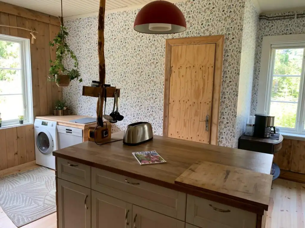 Badezimmer im Ferienhaus Hus Siknäs mit Waschbecken und Holzdetails