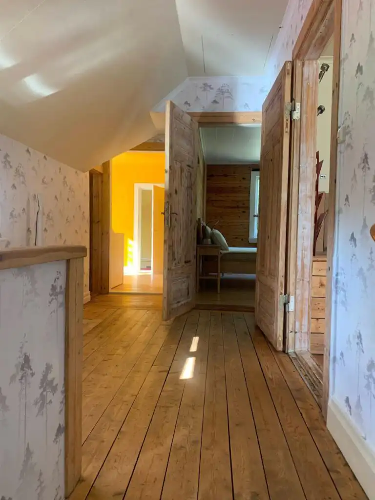 Flur im Ferienhaus Hus Siknäs mit Holzboden