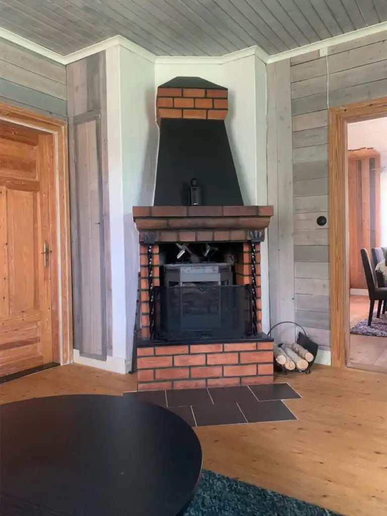 Kamin im Wohnzimmer des Ferienhauses Hus Siknäs in Dalarna