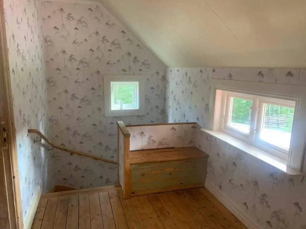Schlafzimmer im Ferienhaus Hus Siknäs mit Blick aus dem Fenster