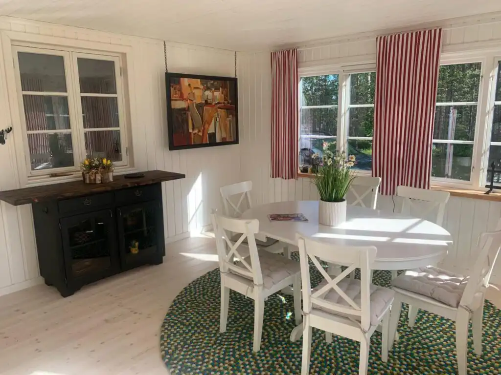 Essbereich im Ferienhaus Hus Siknäs mit Blick in den Garten