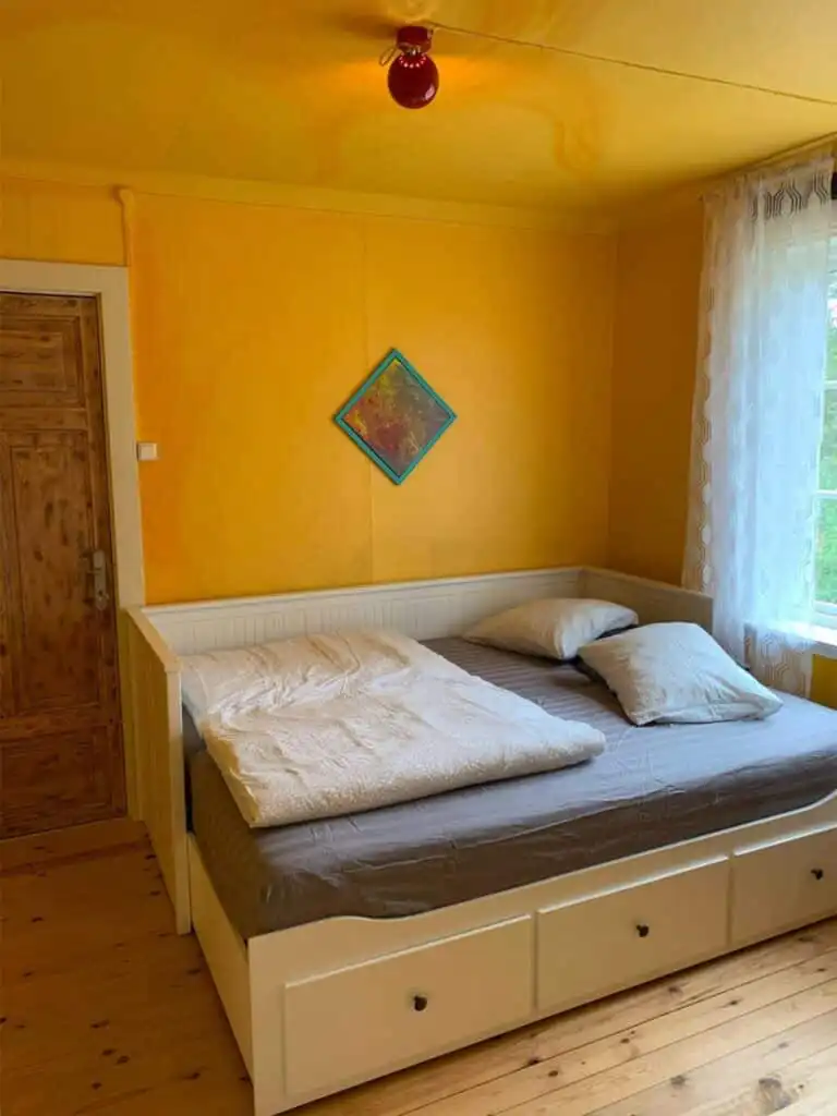 Schlafzimmer im Ferienhaus Hus Siknäs mit gelber Wandfarbe