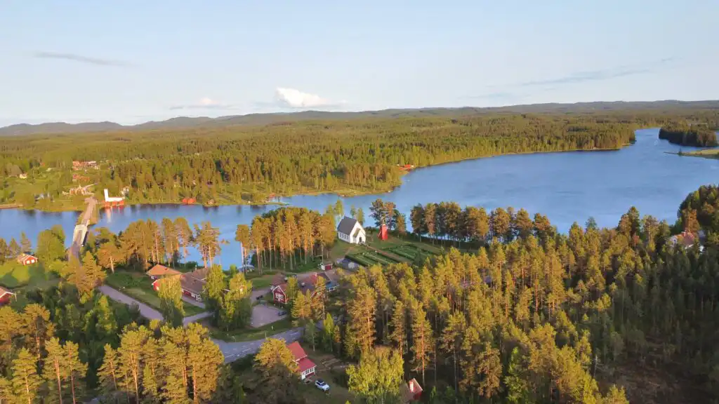 Luftaufnahme der Seenlandschaft rund um Mora in Dalarna