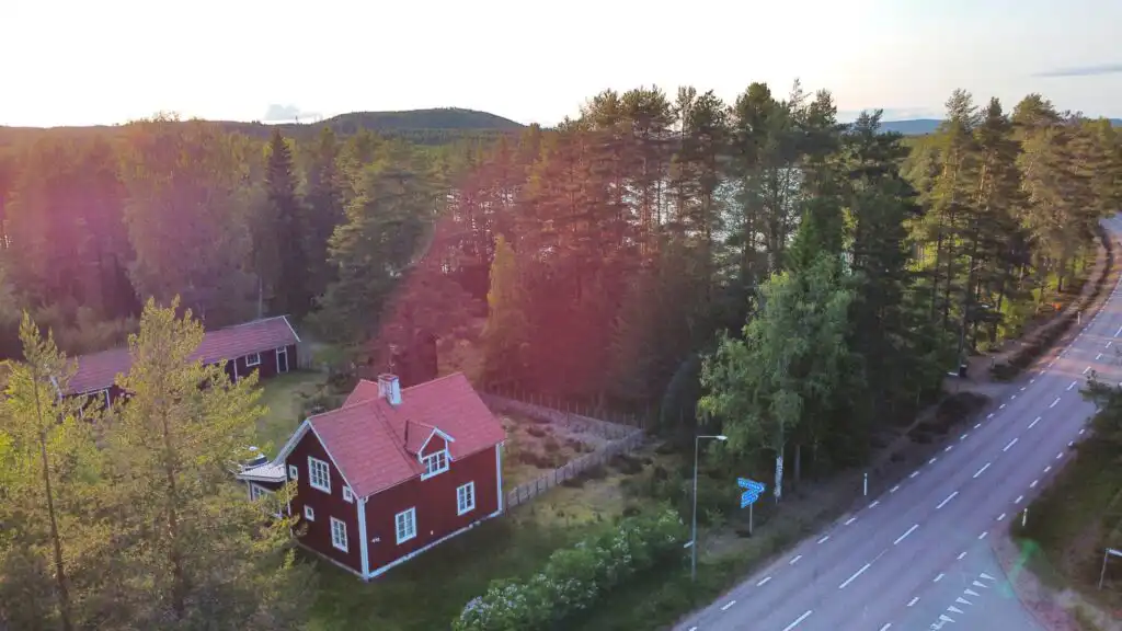 Rotes Schwedenhaus Hus Siknäs aus der Vogelperspektive in Dalarna