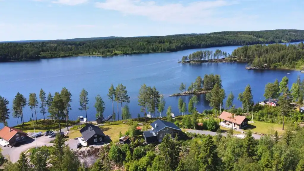 Seenlandschaft bei Skillingfors in Värmland – Natururlaub nahe der Blockhütte Ratzeputz