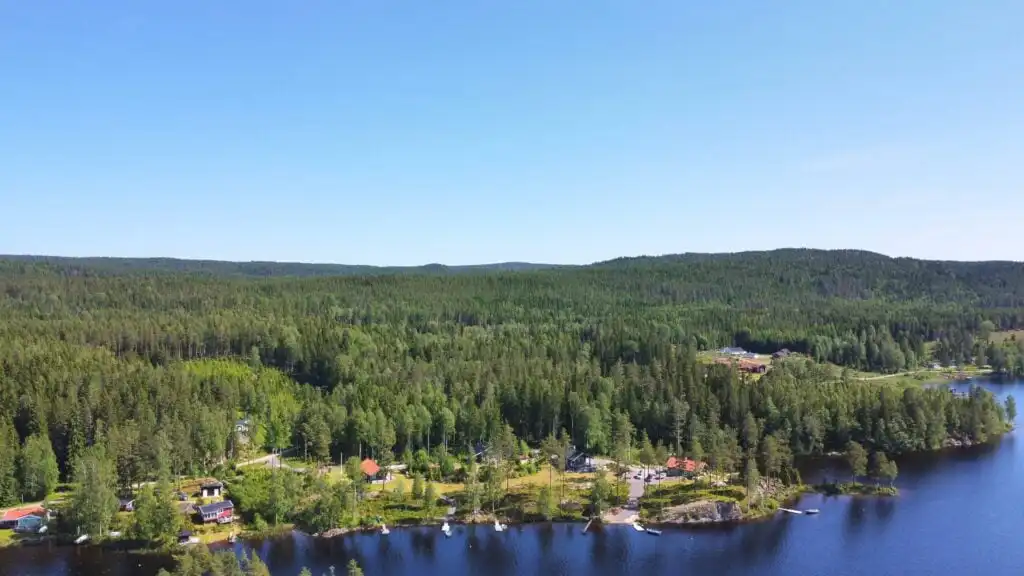 Seenlandschaft bei Skillingfors in Värmland – Natururlaub nahe der Blockhütte Ratzeputz