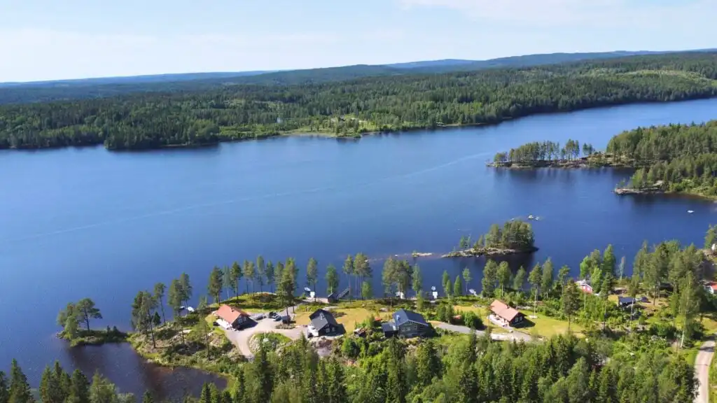 Seenlandschaft bei Skillingfors in Värmland – Natur nahe der Blockhütte Ratzeputz