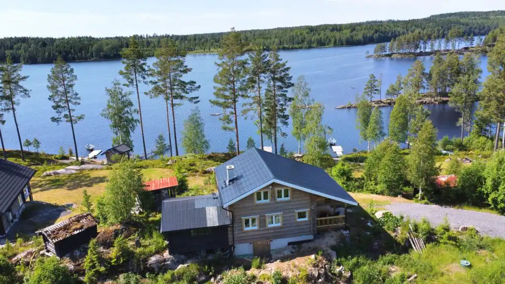Blockhütte Ratzeputz in Skillingfors – urige Jagdhütte in Värmland nur 30 m vom See entfernt