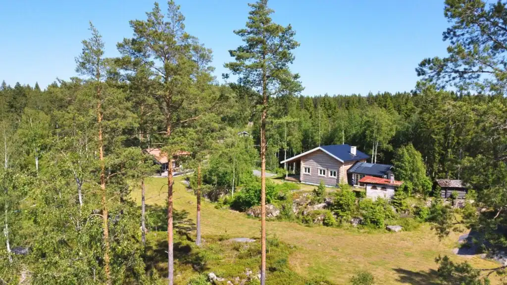 Vogelperspektive auf die Blockhütte Ratzeputz in Skillingfors – Ferienhaus am See in Värmland