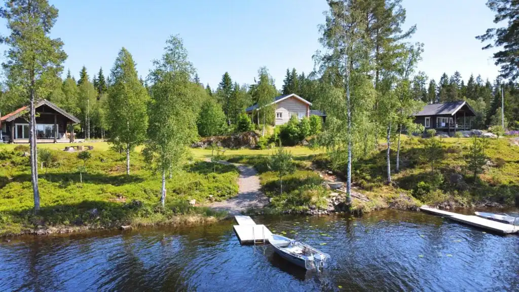 Luftaufnahme der Blockhütte Ratzeputz am See in Skillingfors – Natururlaub in Värmland