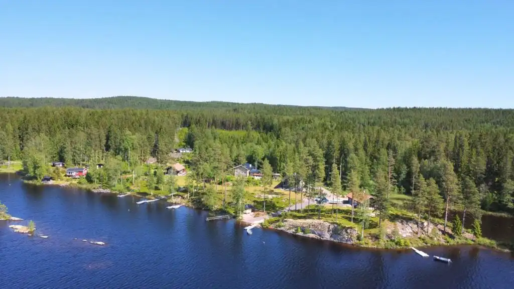 Wald- und Seenlandschaft bei Skillingfors in Värmland – Natur rund um die Blockhütte Ratzeputz